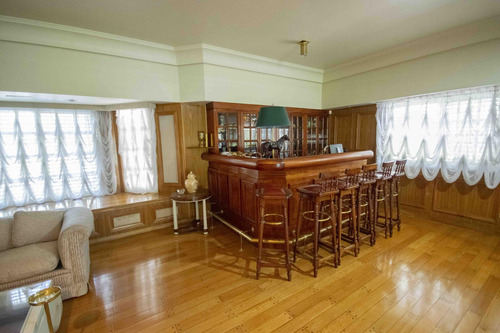 Casa De 9 Ambientes Con Dos Dependencias Y Sala De Juegos En Venta En Acassuso.