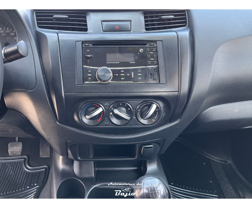 Nissan NP300 T/M DOBLE CABINA S AC PAQ SEG 6VEL