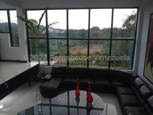 Hermosa Casa Con Estilo Moderno, De Dos Niveles, Cuenta Con Hall De Entrada, Sala De Estar, Tres Dormitorios Con Baños Y Vestier , Una Habitación Solo Con Baños, Un Medio Baños, Family Room