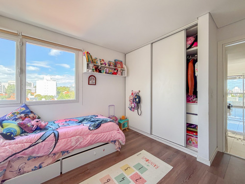 En Venta. Piso De 3 Ambientes Al Frente Con Balcones En Edificio Torre. Zona Güemes.