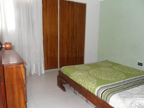 Apartamento En Venta El Bosque Lr Valencia Con Planta Electrica Y Pozo De Agua Amplios Espacios Iluminado En Excelente Estado Listo Para Mudarse