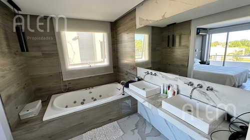 Casa En Venta En Malibu Canning