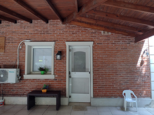 Casa A La Venta En Barrio Los Jazmines, Pilar Del Este, Pilar