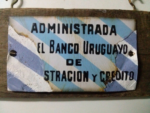 Chapa Banco Uruguayo De Adm.y Credito En Soporte Madera