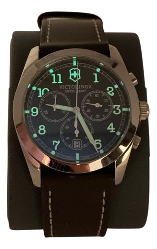 Reloj Victorinox Infantry Cronógrafo 241567 Caja 40 Mm Correa Café Bisel Plateado Fondo Negro