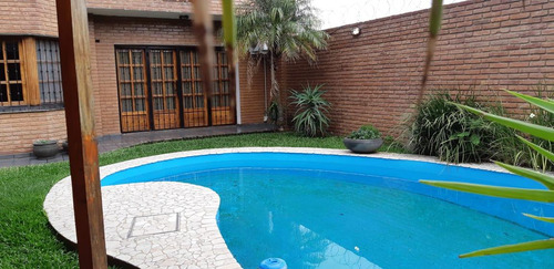 Casa En Venta De 4 Dormitorios En Barrio San Salvador. Excelente Construcción.