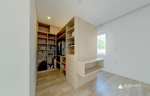Venta Casa 3 Dormitorios Jardín Cochera. Calidad A Mts. De Centro Comercial San Martin 4300 Rosario