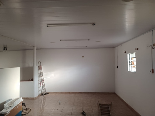 Casa No Interior Com Edícula.