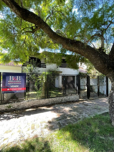 Imagen 1 de 24 de Jacinto Calvo 1135, Entre Jorge Y Bouchard, José Mármol - Casa Desarrollada En Dos Plantas Sobre Amplio Lote Y Pileta.