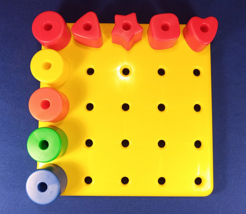 Imagen 3 de 5 de Pijas Geometricas 25 Pz Con Tablero Material Didactico