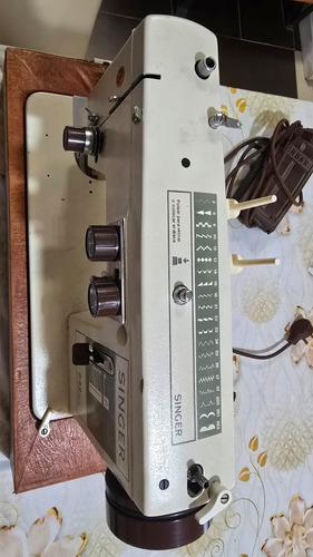Maquina De Coser Singer : Modelo 842 Dual Automatica, Usada Gris (Usado)