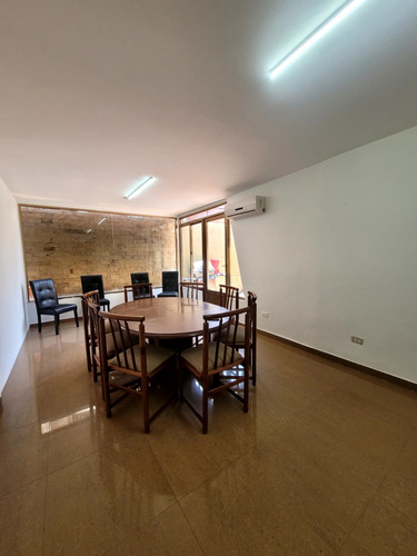 Cómoda Casa De Uso Residencial O Comercial, En Plena Av. Bolívar De Lechería