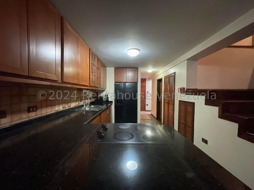 Casa En Venta Maracay Urb Andres Bello Con Piscina Y Parrillera En Buenas Condiciones Zona Norte Kg:24-24527