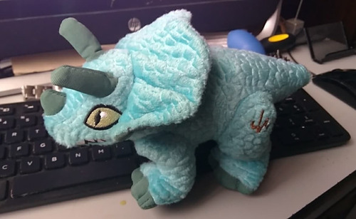 2014 Hasbro Jurassic World Triceratops Plush 21 Cms (Usado)