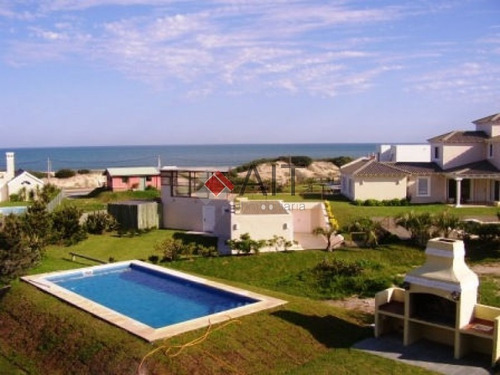 Imagen 1 de 14 de Montoya Con Mas De 3000 M2 De Jardin A Una Cuadra De La Playa!!-ref:6100