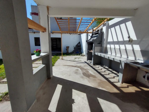 Excelente Casa Con Patio, Terraza Y Cochera. Escucha Oferta.