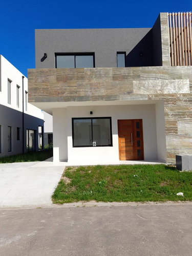 Venta De Casa En Dúplex  En Barrio Springpark Pilar