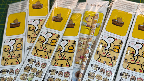 Capybara, Souvenir Lapiz + 6 Stickes Autoadhesivos X 25 U