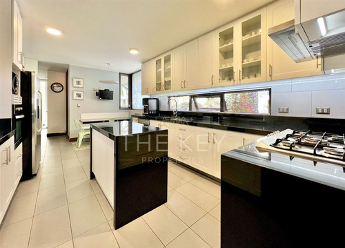 Casa En Arriendo De 5 Dorm. En Las Condes