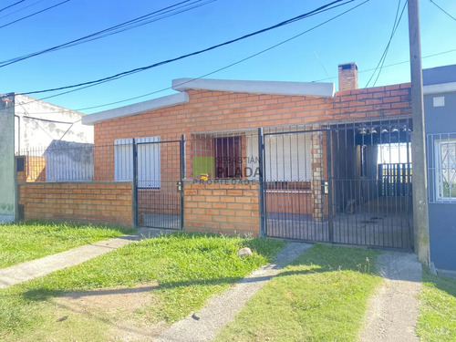 Casa 3 Dormitorios, Cochera Y Patio En Venta En  San Carlos.-