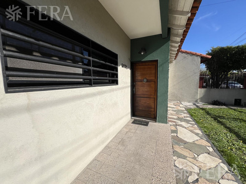 Venta De Casa 4 Ambientes Con Cochera Y Jardin En Wilde