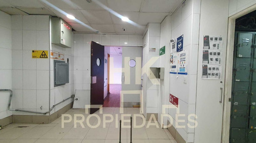 Arriendo Local Frente Apoquindo/ Uso Y Goce De Terraza