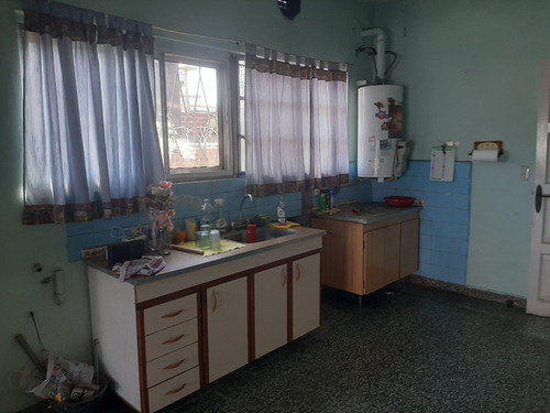 Gran Inmueble Sobre Calle Principal Para Vivir O Para Inversión En Zona Estratégica Del Barrio Para Destinos Múltiples Apto Profesional Comercial Salón Garages Viviendas Galpón Fot 2 Desarrolladores