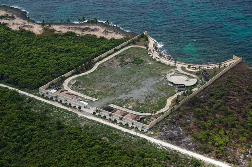 Vendo 172,000 Mil Metros De Terreno En Playa Moron En Samaná Cerca De Restaurante, República Dominicana