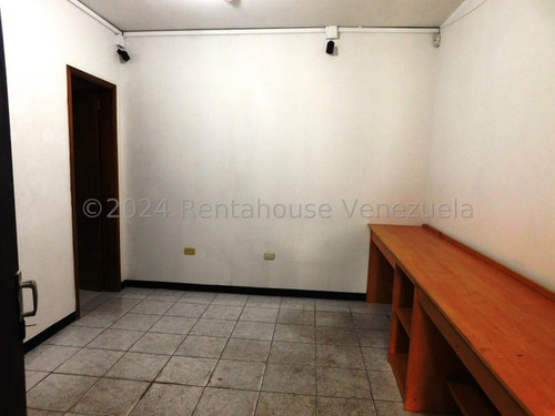 Local Comercial En Alquler Zona Centro Barquisimeto Calle 28, En Excelentes Condiciones Y Zona De Alto Trafico, Codifo 24 27728, Comunicate Soy Gabi Irastorza De Rentahouse.