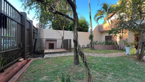 Alquilo Casa Con Piscina En Pleno Centro De Encarnación: 5 Habitaciones Y 4 Baños