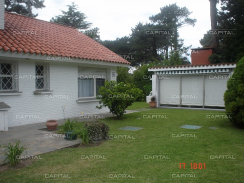 Casa En Cantegril Punta Del Este + Venta- Ref: 24792