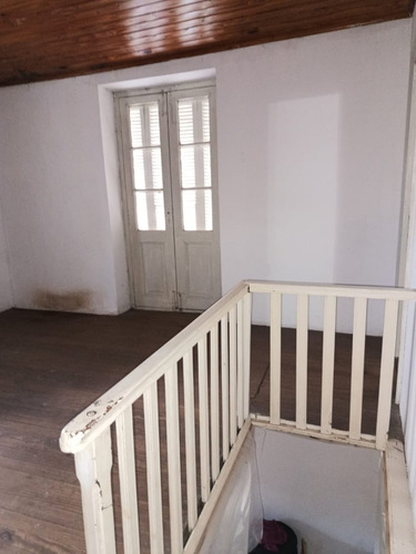 Casa De Época De 3 Ambientes, Desarrollada En Dos Pisos, Amplio Terreno, En El Centro En Alejandro Korn, Partido De San Vicente.