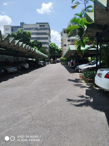 Los Palos Grandes Hbr. Excelente Apartamento, Con Amplia Vista Al Avila. Agua Propia. Preco $ 120000