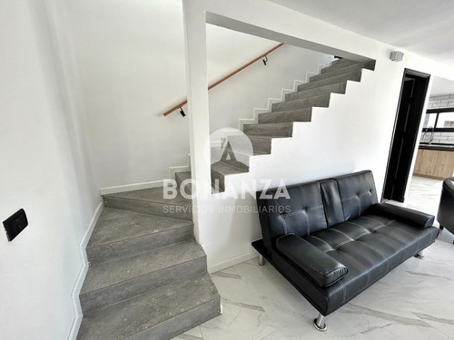 Punta Colorada - Piriápolis. Casa En Venta Con Piscina, 50 Metros De La Playa.