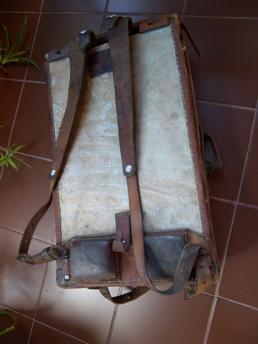 Imagen 3 de 10 de Antigua Mochila Ejercito Suizo 1949 En Cuero Pony Fur