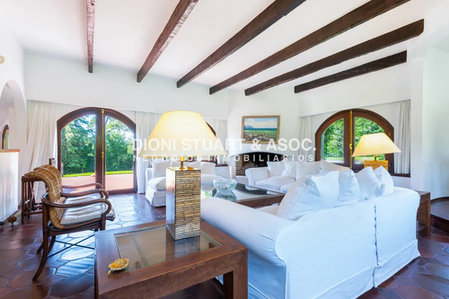 Casa En Alquiler Anual De 3 Dormitorios En Sutie + Dep. Con Piscina San Rafael - El Golf -