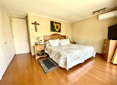 Casa En Venta De 4 Dorm. En La Reina