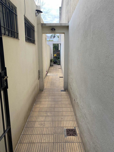 Casa En Banfield Oeste, Excelente Ubicación.