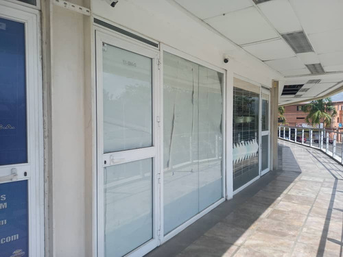 Imagen 3 de 8 de Local En C.c. Paraparal Plaza Cod. Indil-137