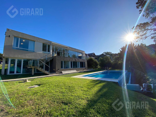 Moderna Casa En Venta En Sierra De Los Padres Con Pileta