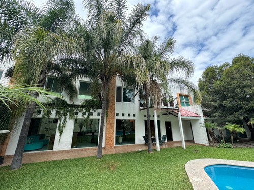 Residencia En Venta Con Alberca En Zapopan