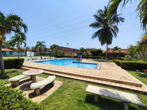 Amplio Townhouse Ubicado En C.r Villas De Oriente