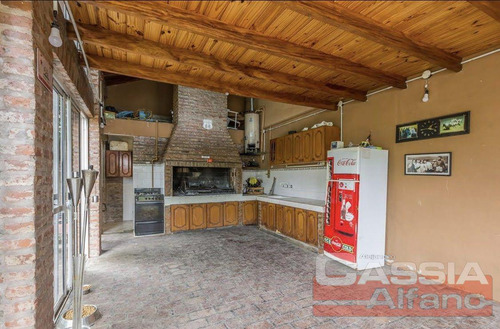 Chalet Impecable Estado, 4 Dormitorios, 4 Baños, Garage Pasante, Fondo Libre Con Quincho Y Piscina