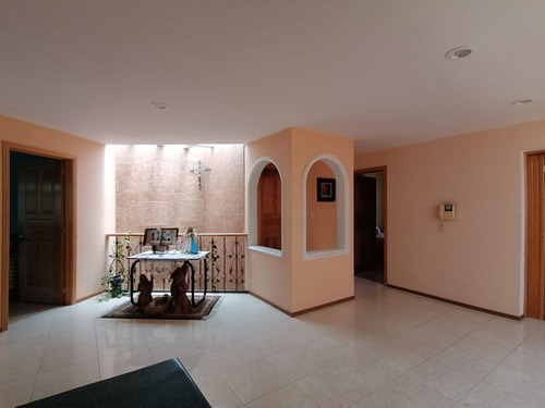 En Venta Casasa En Carretas, Gran Ubicación, 4 Recamaras, 5.5 Baños, Cto De Serv