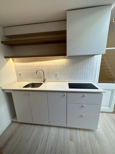 Apartamento En Venta De 2 Dormitorios En Excelente Estado En La Aguada, Ingreso Por Pasillo Sobre Av