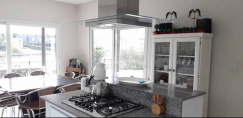 Imagen 8 de 11 de Importante Casa En Venta Sobre El Lago En El Barrio Los Sauces - Nordelta.