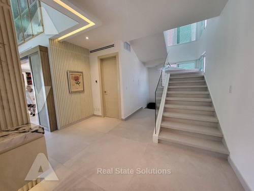 Casa En Venta, 5 Recámaras, Elevador, Remodelada Nueva, Amueblada,puerto Cancún.