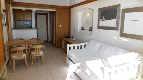 Venta Apartamento 1 Dormitorio, 1 Baño. Vista Al Mar Edificio Vanguardia Punta Del Este Uruguay