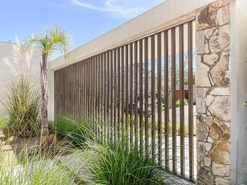 Imagen 6 de 30 de Gran Casa Moderna De Estilo 6 Dormitorios, Al Golf Del Barrio El Golf Nordelta