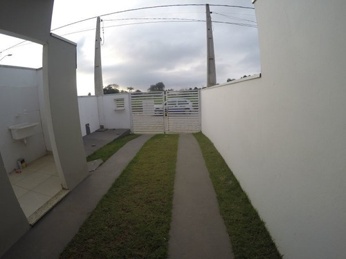 Excelente Casa Nova, Com 2 Dormitórios, Sendo Um Suíte, Sala E Cozinha Conjugada, Lavanderia, Garagem Para 1 Carro Com Área Construída De 53,00m². Valor De R$175.000,00 Escriturado.. Rua Calçada Em B